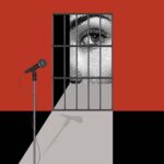 Montage graphique : microphone au premier plan, œil féminin regardant à travers des barreaux sur fond rouge et noir
